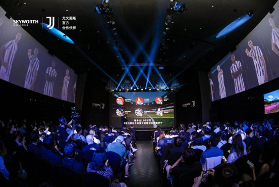  尤文图斯球迷抗议管理层决策  